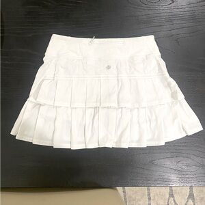 Lululemon white tennis skirt size 4 ruffles in the back